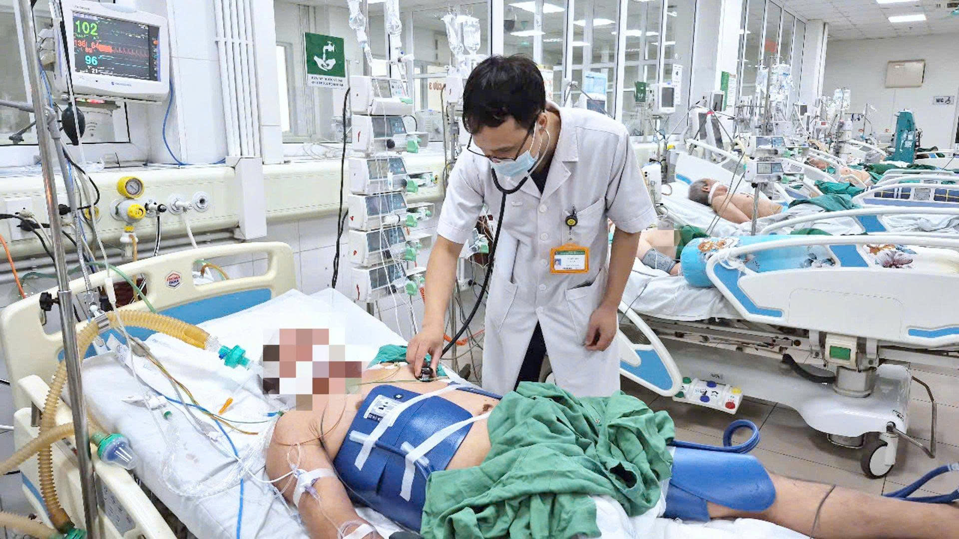 Người đàn ông ngừng tim nghi do điện giật khi đang sửa bồn nước