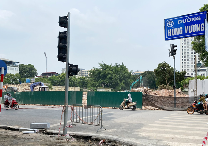 Gần 30 cây xanh ở Hà Nội được dịch chuyển, mở rộng đường