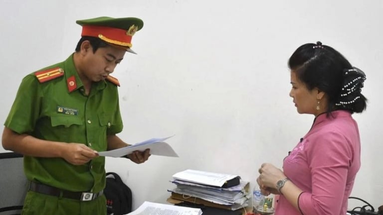 Bảo mẫu ném bé trai 14 tháng tuổi xuống nền nhà gây chấn thương sọ não