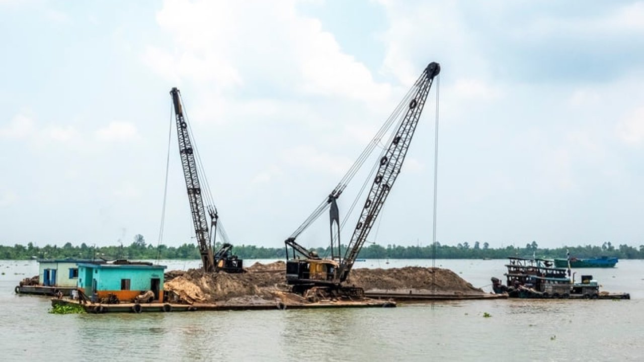 Khai thác cát, sỏi lòng sông cần dự báo sơ bộ tác động đến môi trường 