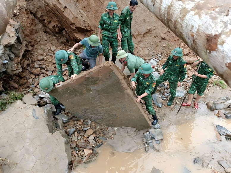 49 vị trí ách tắc, ngập nước trên đường bộ sẽ thông xe trong tối nay