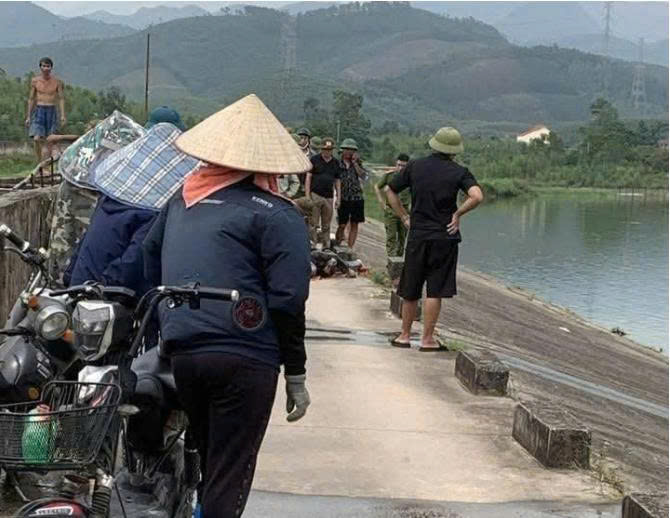Đang điều tra vụ thầy giáo cấp 3 tử vong dưới hồ