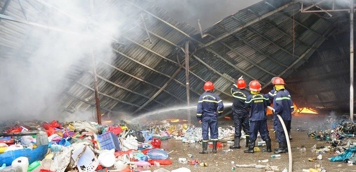 Quảng Ngãi: Cháy kho phế liệu rộng 1.500m2, nhiều tài sản bị thiêu rụi