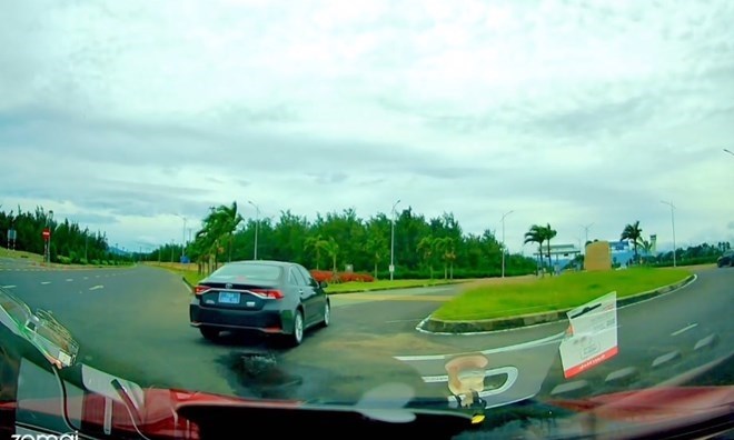 Lập biên bản xử phạt tài xế xe biển xanh chạy ngược chiều, suýt gây tai nạn
