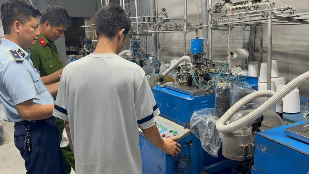 Phát hiện hơn 16.000 đôi tất có dấu hiệu giả mạo nhãn hiệu nổi tiếng tại Hà Nội