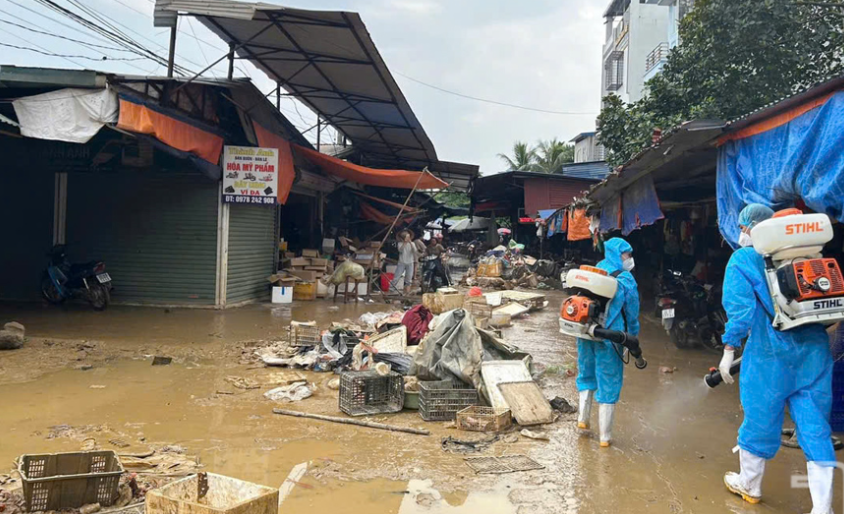 Khẩn trương vệ sinh môi trường, ngăn ngừa dịch bệnh sau mưa lũ