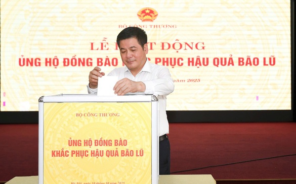 Bộ Công Thương quyên góp gần 1 tỷ đồng ủng hộ đồng bào khắc phục hậu quả bão lũ