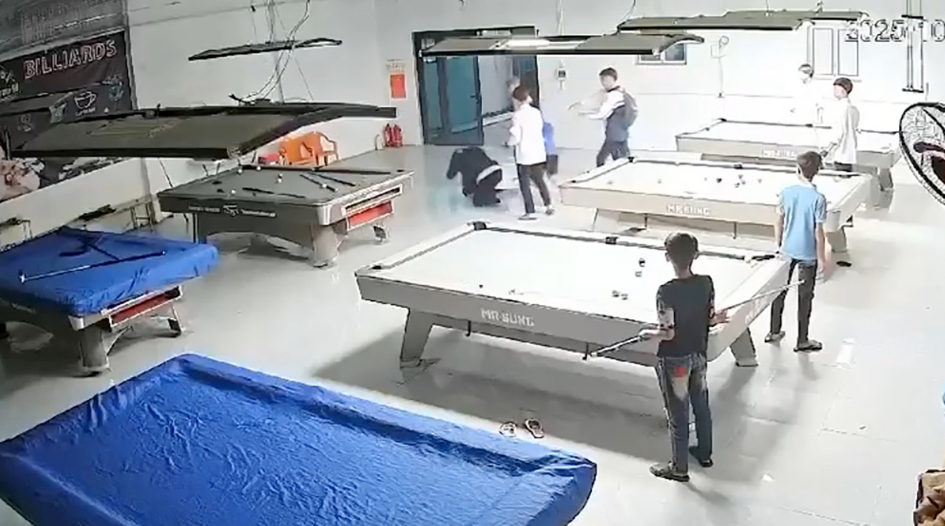 Nghệ An: Nam sinh lớp 10 bị đánh hội đồng tại quán bida, phải phẫu thuật sọ não