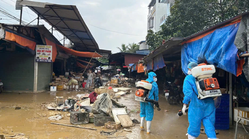 Huế tập trung khử khuẩn, bảo vệ sức khỏe cộng đồng sau mưa lũ