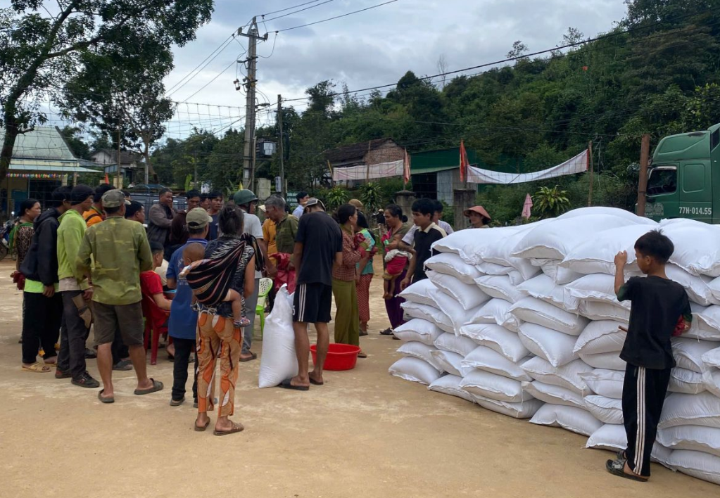 Đăk Cấm: Cấp phát 36 tấn gạo cho người dân bị ảnh hưởng bão lũ