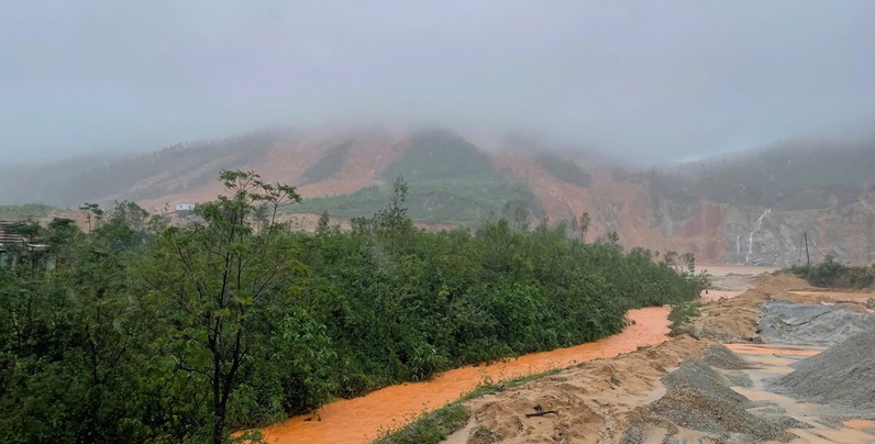 Hà Tĩnh: Sạt lở núi vùi lấp nhiều tài sản của người dân