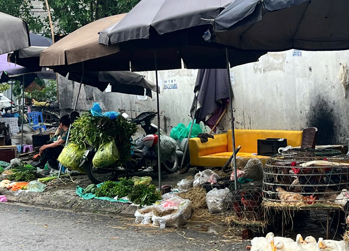 Chợ tự phát gây mất mỹ quan đô thị, không bảo đảm an toàn thực phẩm và vệ sinh môi trường