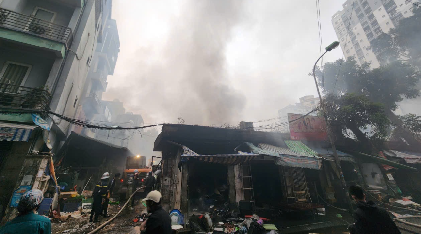 Hà Nội: Chợ Xanh Định Công cháy lớn, nhiều ki ốt bị thiêu rụi