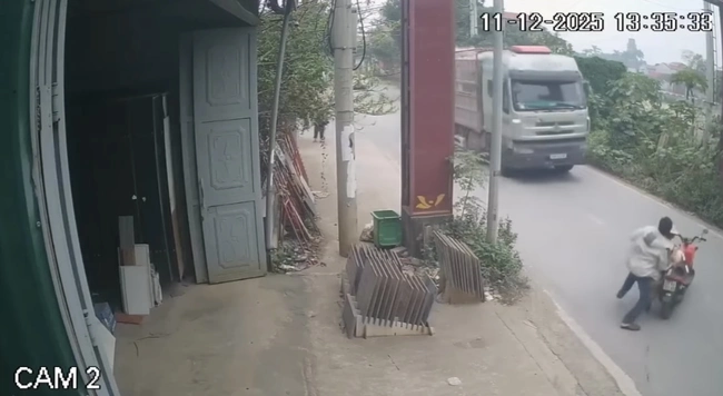 Tạm giữ người đàn ông đẩy CSGT vào đầu xe tải đang chạy