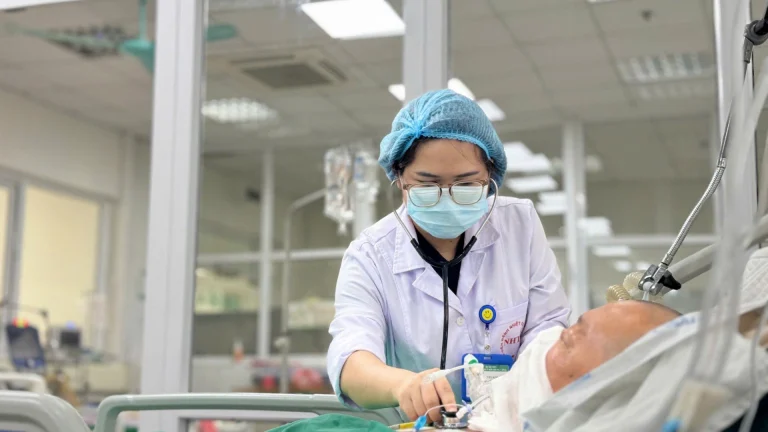 Mang “vi khuẩn tử thần” từ Thái Lan về nước, người đàn ông rơi vào cửa tử rồi thoát chết ngoạn mục