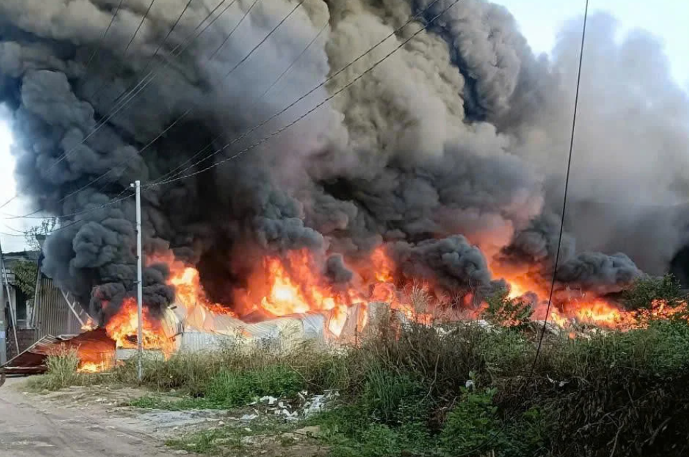 Cháy lớn tại công ty gỗ rộng hơn 1.000m2 ở TP. HCM