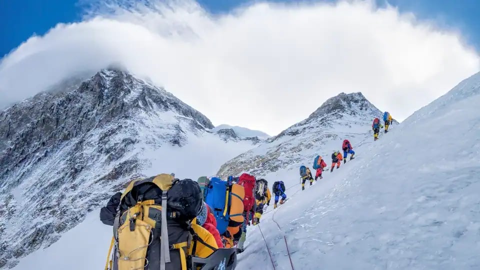 Nepal triển khai đồng bộ giải pháp thu gom rác thải trên đỉnh Everest