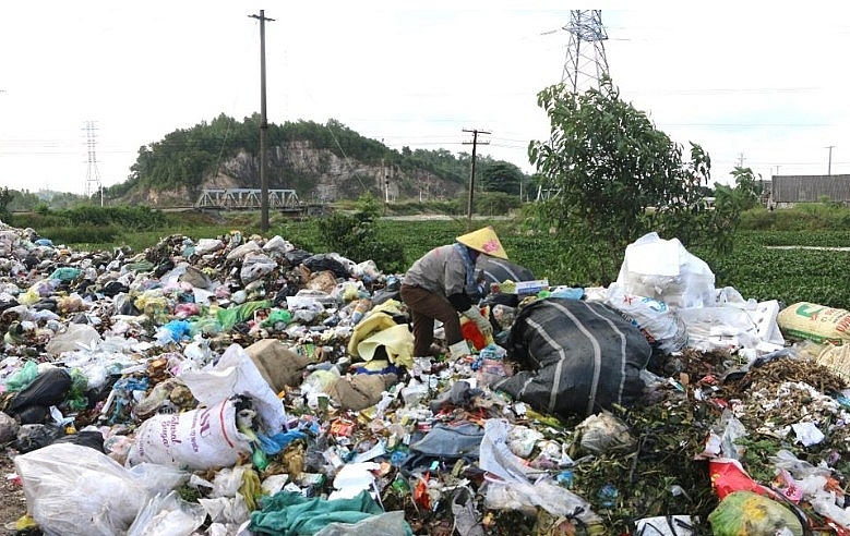 Chất thải sinh hoạt nông thôn: Khối lượng tăng cao, xử lý còn nhiều bất cập