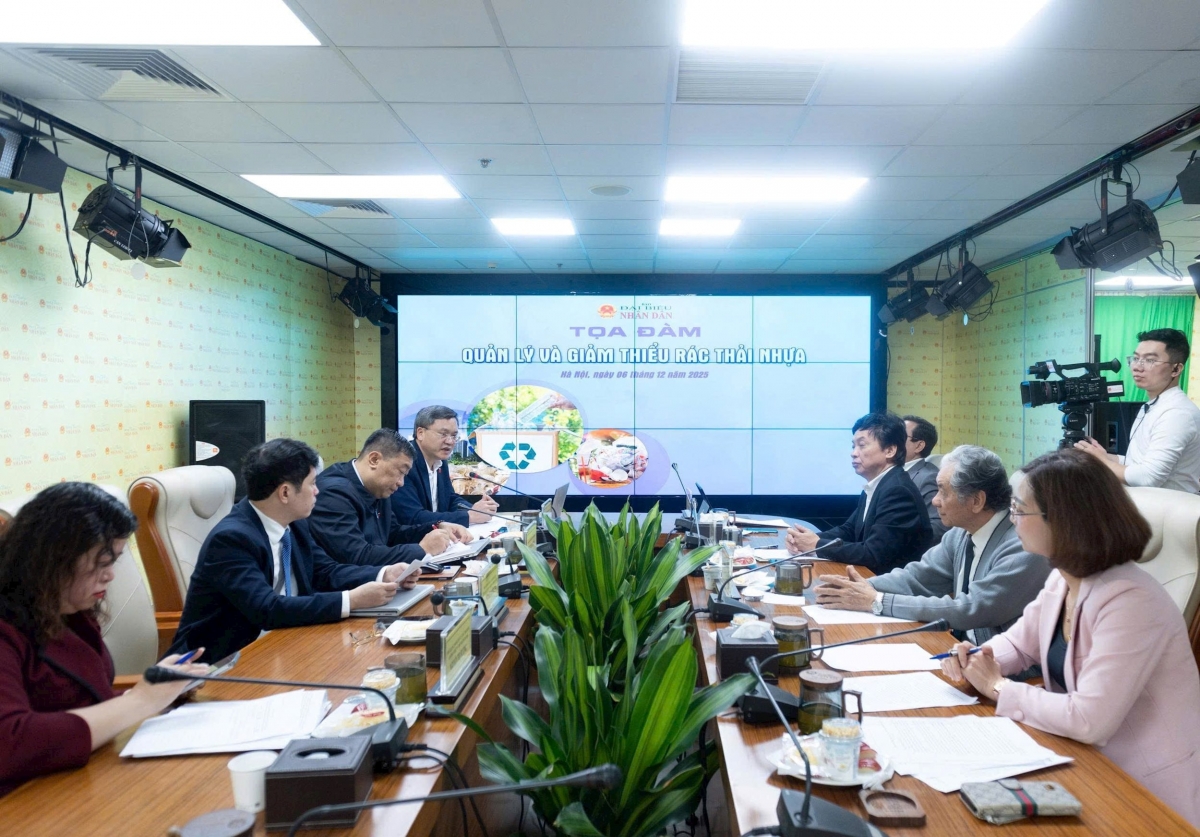 Chỉ 27% rác thải nhựa được tái chế: Việt Nam đối mặt áp lực đổi mới quản lý