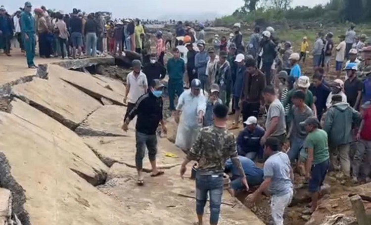 Đắk Lắk: Sập bờ kè khiến 4 người đang trú mưa tử vong