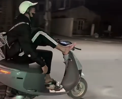 Nam sinh lớp 11 dùng một chân điều khiển xe máy điện trong đêm