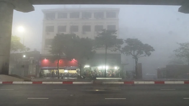 Sương mù bao phủ dài ngày ở miền Bắc, cảnh báo thời tiết nguy hiểm trên biển