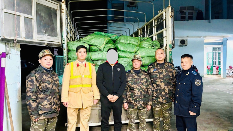 Hải quan chặn đứng thực phẩm đông lạnh và thuốc lá nhập lậu