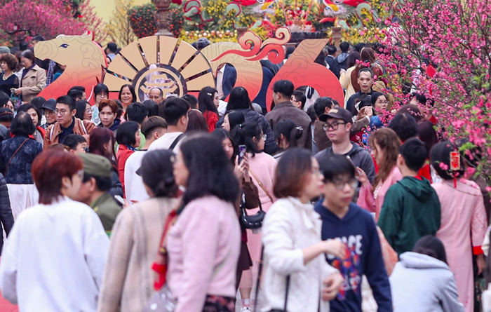 Hà Nội và TP. HCM đón hàng triệu khách du lịch dịp Tết Bính Ngọ 2026