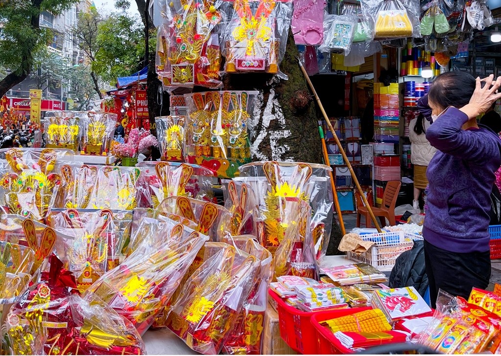 Tết ông Công ông Táo: Thói quen đốt vàng mã giảm dần