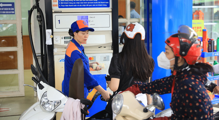 Chi tạm ứng cho Quỹ Bình ổn giá xăng dầu từ nguồn tăng thu ngân sách trung ương