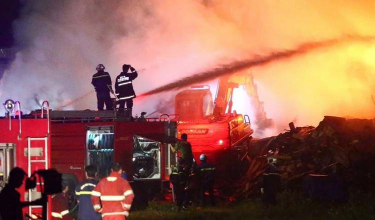 Hà Nội: Kho xưởng gỗ gần Bệnh viện K Tân Triều cháy lớn