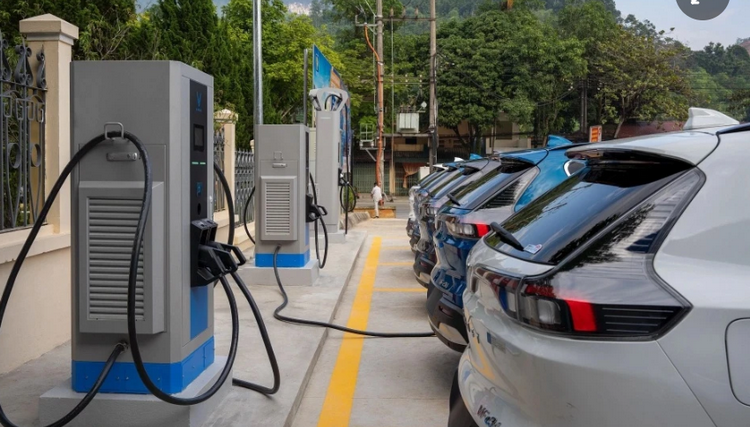 Đề xuất cho thuê 19 bến xe buýt lắp trạm sạc ôtô điện ở TP. HCM