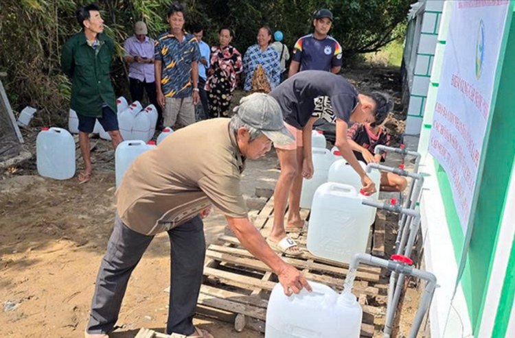 Đồng Tháp mở nhiều vòi nước phục vụ miễn phí cho người dân trong mùa khô