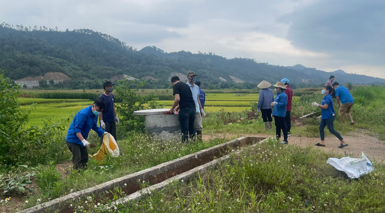 Siết chặt quy trình thu gom rác thải đồng ruộng, nâng cao chất lượng đất canh tác