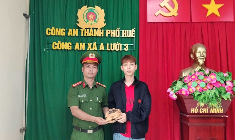 Người dân ở TP.Huế giao nộp cá thể cu li quý hiếm