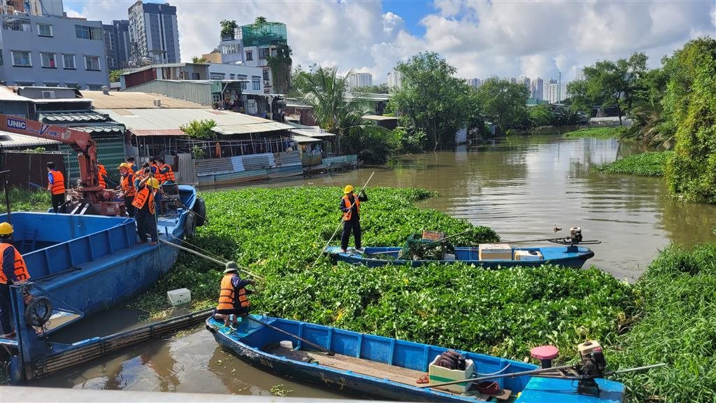 TP. HCM nghiên cứu lắp đặt hệ thống ngăn lục bình, rác thải tại đầu nguồn sông, kênh