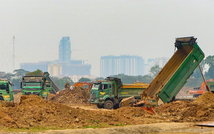 Phương tiện vận chuyển vật liệu phải được che chắn kín, không để rơi vãi ra đường