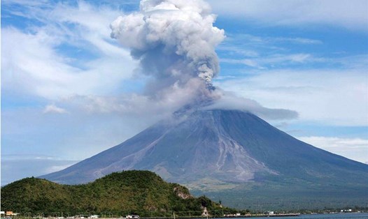 Núi lửa Mayon phun trào khiến hơn 100.000 người dân Philippines bị ảnh hưởng