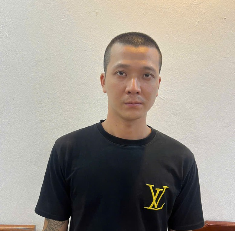 Bắt giữ đối tượng dùng dao đe doạ hai vợ chồng tại bến chờ xe buýt