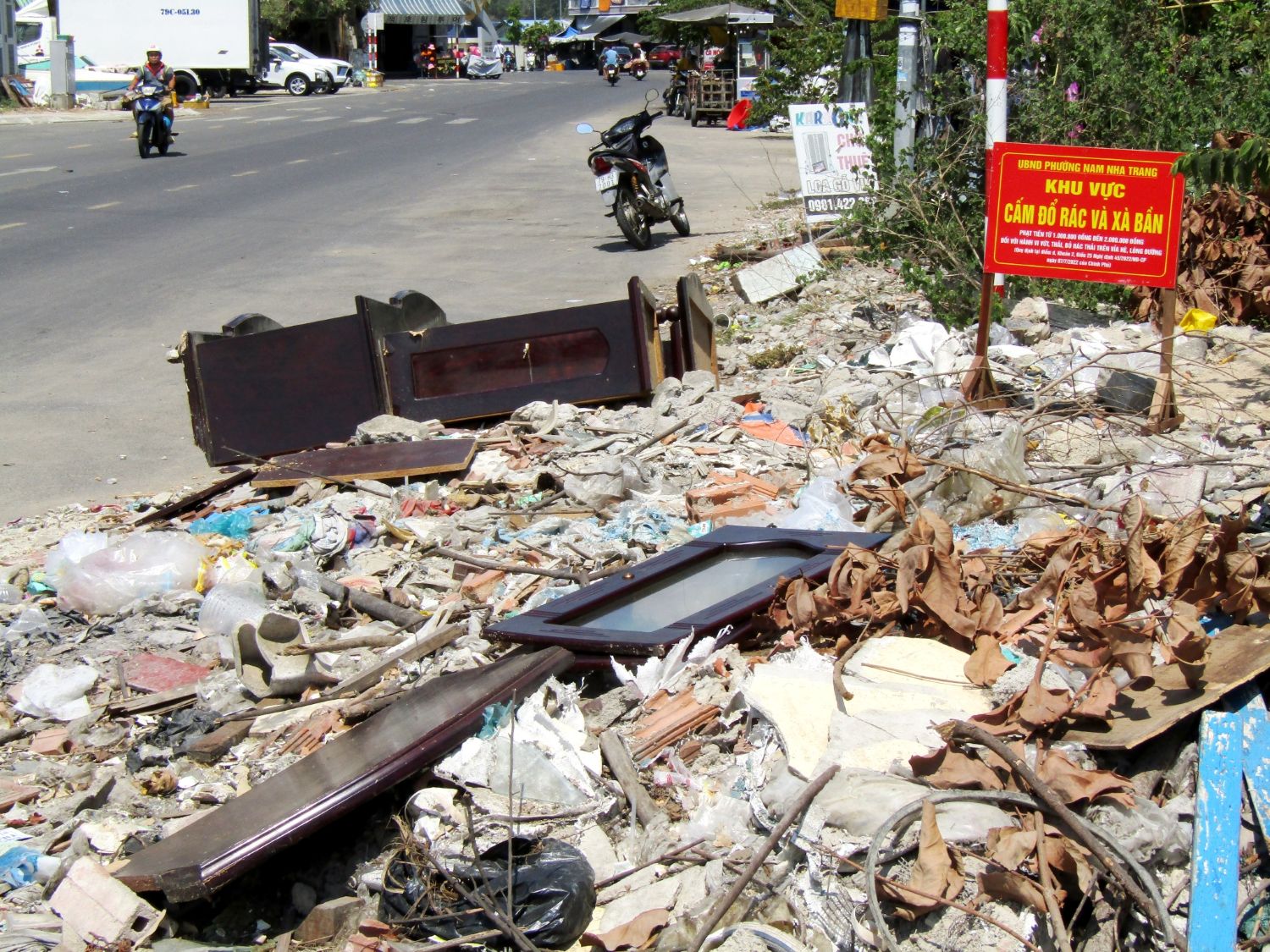 Cấm nhưng vẫn đổ rác