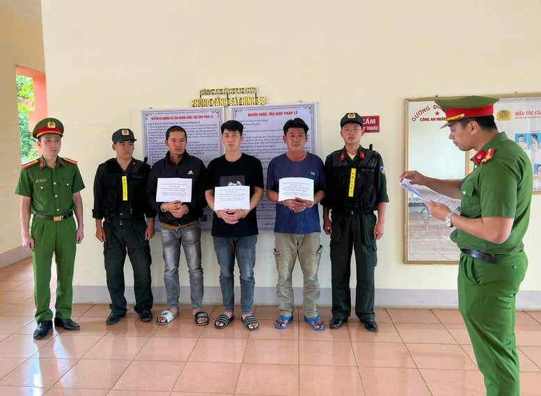 Phá đường dây làm giả giấy tờ quy mô lớn