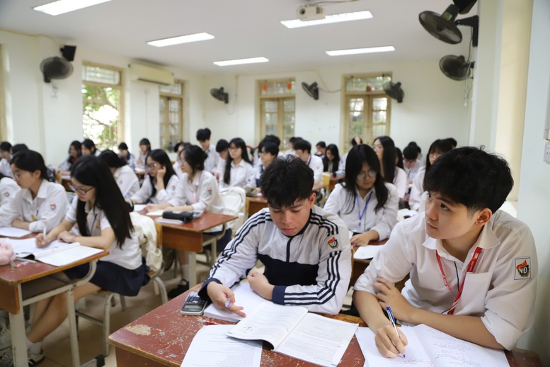 Thi tốt nghiệp THPT 2026: Thí sinh đăng ký miễn thi ngoại ngữ giảm mạnh
