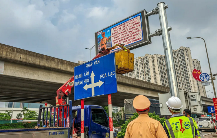 Hà Nội dự kiến vận hành hàng chục màn hình LED cảnh báo ngập úng và ùn tắc