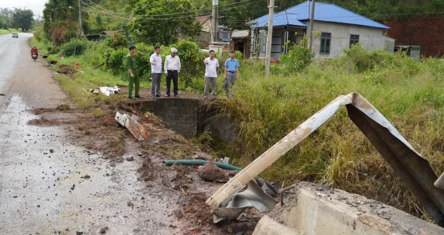 Lâm Đồng khẩn trương xử lý sự cố xe bồn chở axit bị lật xuống suối