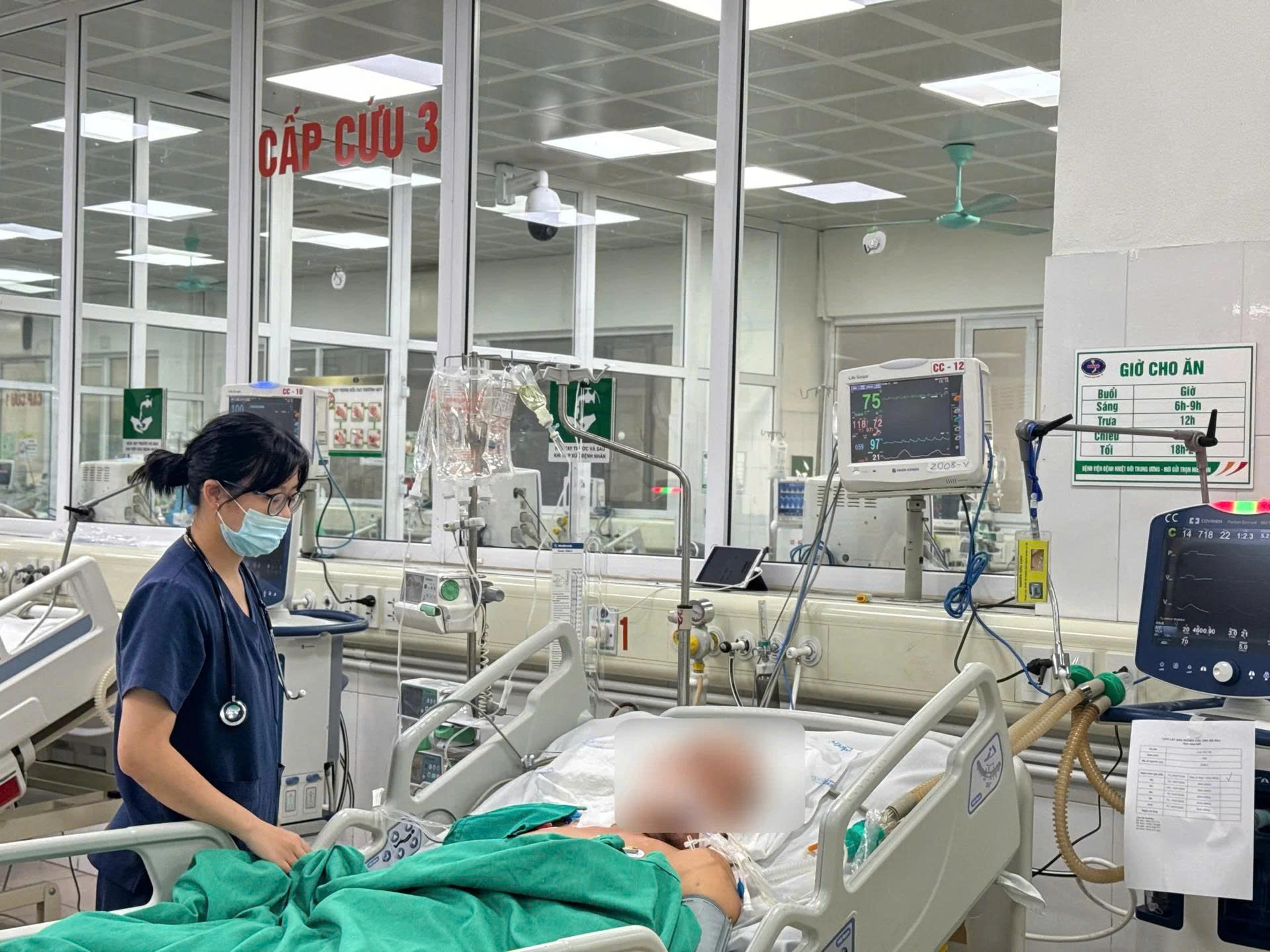 Ăn tiết canh lợn, người đàn ông 45 tuổi phải thở máy cấp cứu chỉ sau 2 ngày