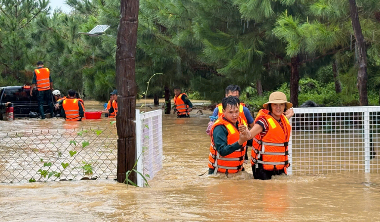 Cứu hộ kịp thời 16 người mắc kẹt trong lũ ở phường 3 Bảo Lộc