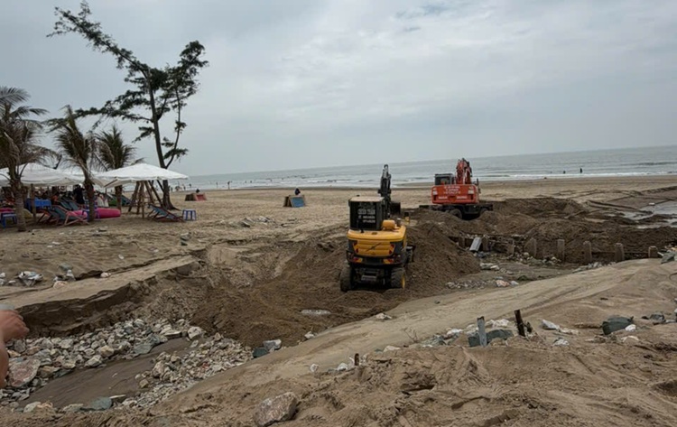 Khẩn trương khắc phục sự cố nước thải màu đen chảy ra bãi biển Sầm Sơn sau mưa lớn