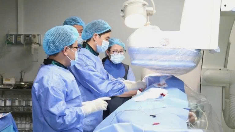 Người đàn ông ngừng tim 15 lần liên tiếp được cứu sống kỳ diệu
