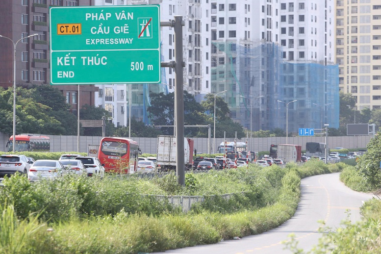 Năm ngày nghỉ lễ: CSGT xử phạt 11 trường hợp vi phạm về khoảng cách an toàn trên cao tốc