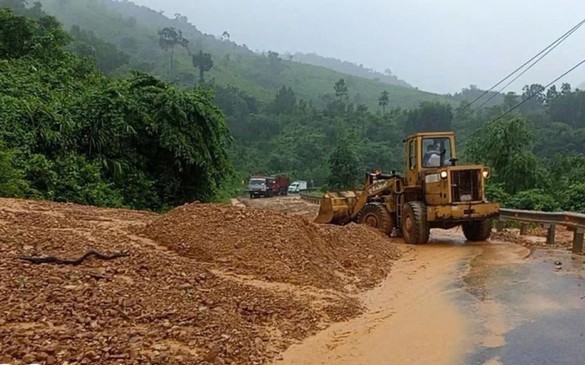 Thông xe 3 vị trí sạt lở nghiêm trọng trên đường Hồ Chí Minh qua Quảng Trị